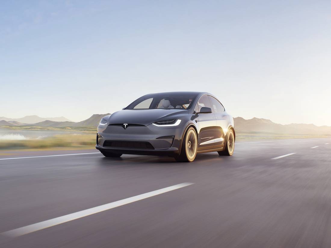 Tesla Model X Plaid (2022) rijdend, vooraanzicht
