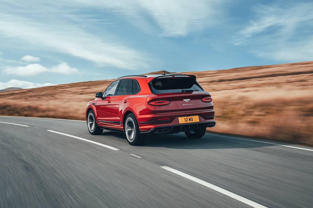 AS24 Bentley Bentayga S 2021 rijdend achter