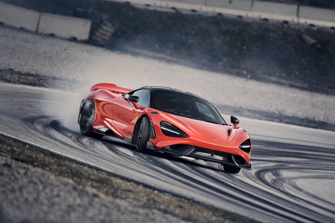 11862-McLaren765LT