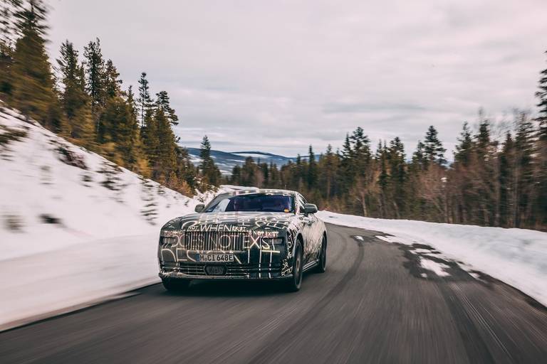 Rolls Royce Spectre (2022) teaser rijdend, vooraanzicht