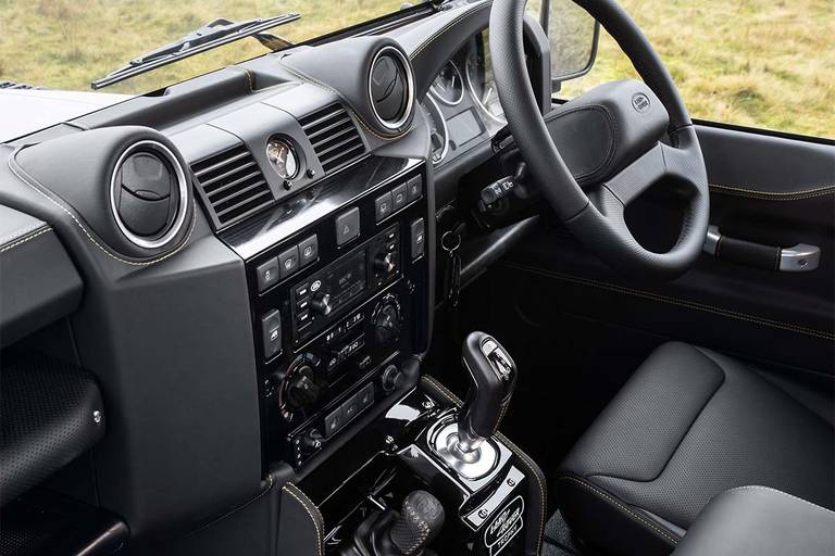 AS24 Defender interieur