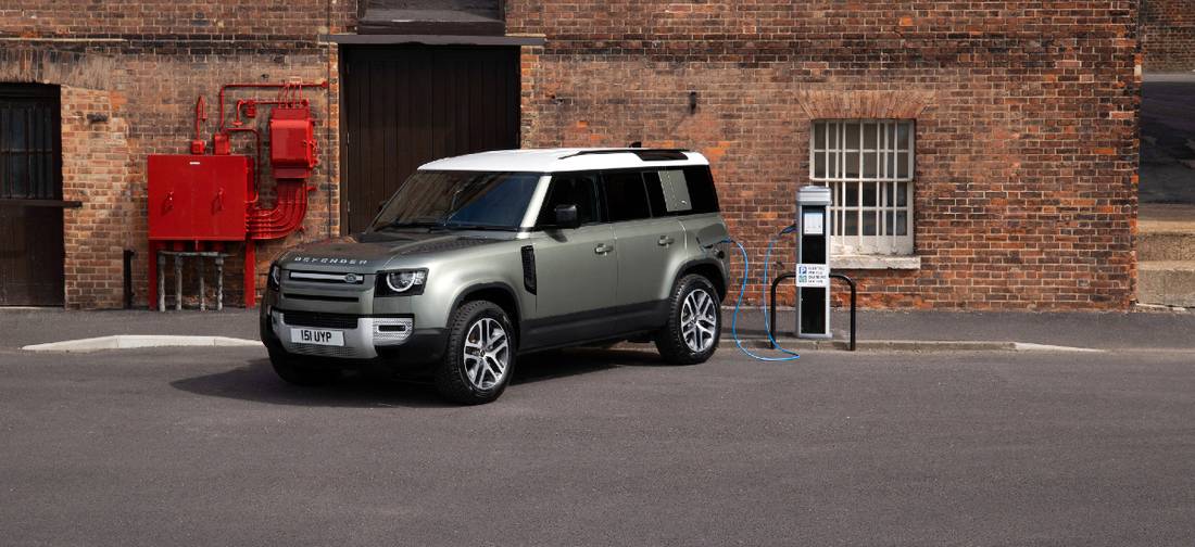 Land Rover Defender PHEV (2022) banner