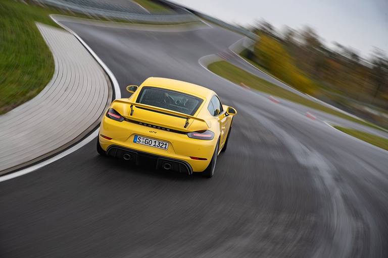 Porsche 718 Cayman GT4 (2022) rijdend, achteraanzicht 2