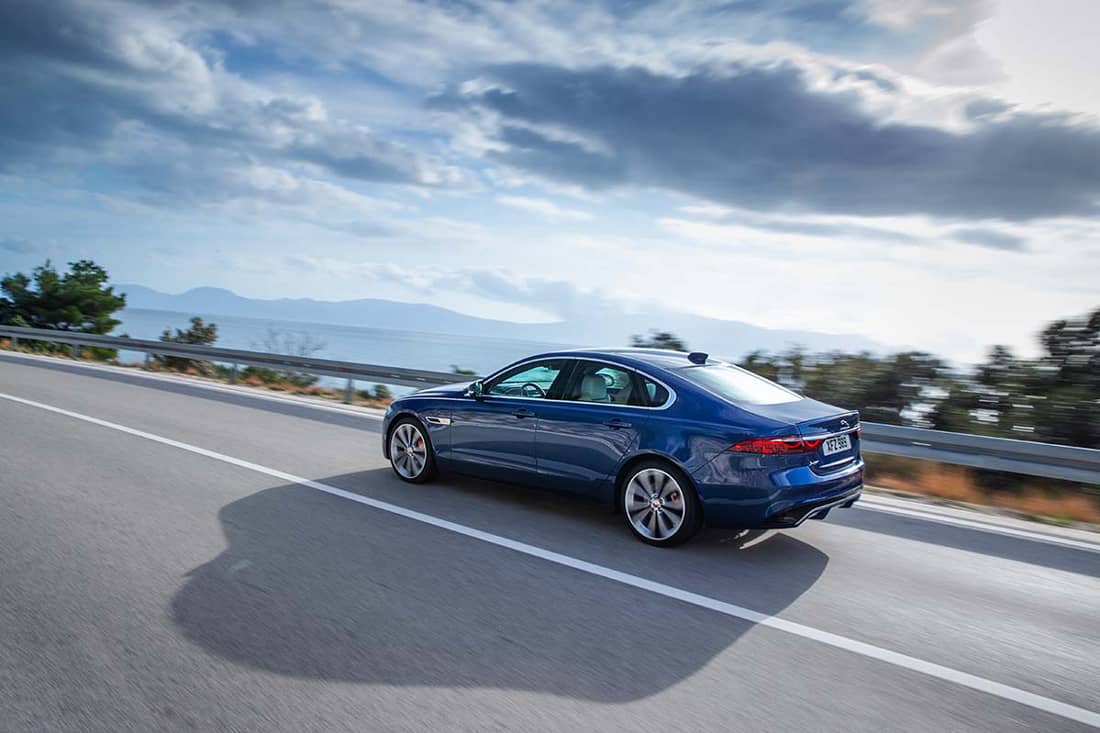 AS24 Jaguar XF rijdend dynamisch achter