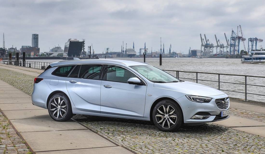 opel-insignia-sports-tourer-side