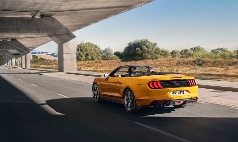 Ford Mustang CS (2022) rijdend, achteraanzicht