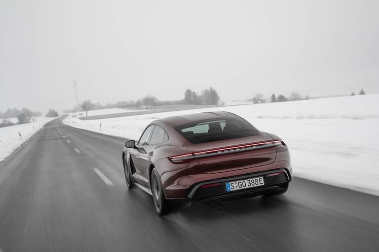 AS24 Porsche Taycan RWD 2021 rijdend achter