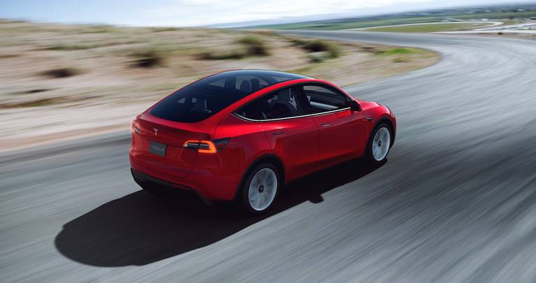 AS24 Tesla Model Y 2021 rijdend achter