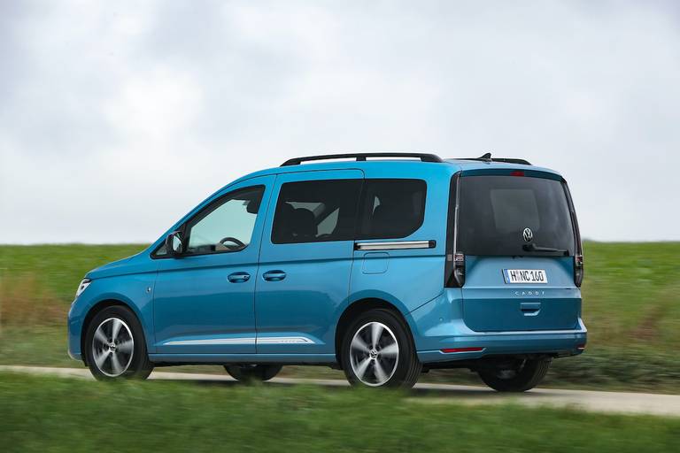 AS24 Volkswagen Caddy 2021 rijdend achter 2