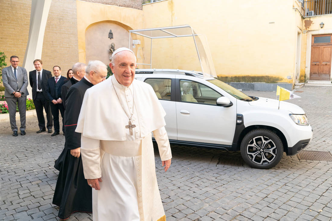 LEAD---GROUPE-RENAULT-DELIVERS-AN-EXCLUSIVE-DACIA-TO-POPE-FRANCIS-(3)