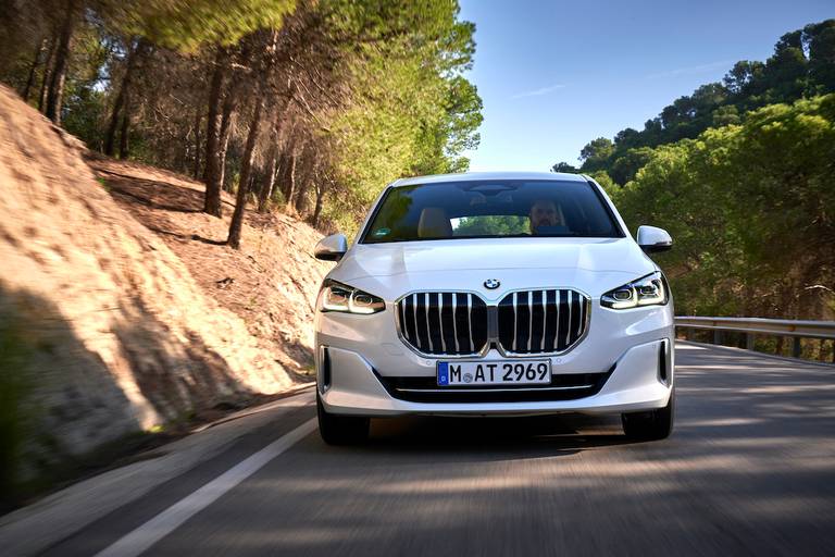 BMW 2 Active Tourer (2022) rijdend, frontaal