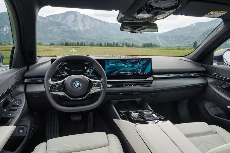 BMW 530e (2023) interior