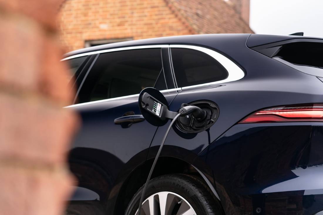 Jag_F-PACE_PHEV_21MY_Portofino_Blue_Charging_100321_5809