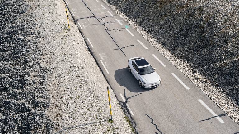 Polestar 2 (2023) dynamic, front view