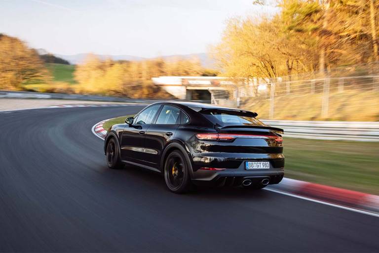 AS24 Porsche Cayenne Nürburgring rijdend achter