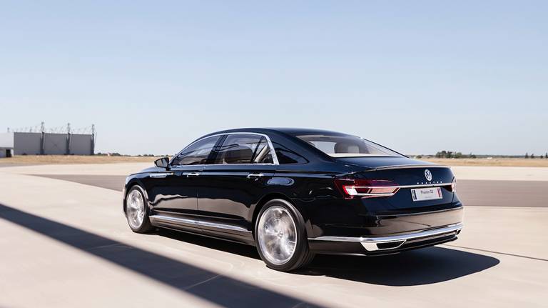 Volkswagen Phaeton (2022) rijdend, achteraanzicht