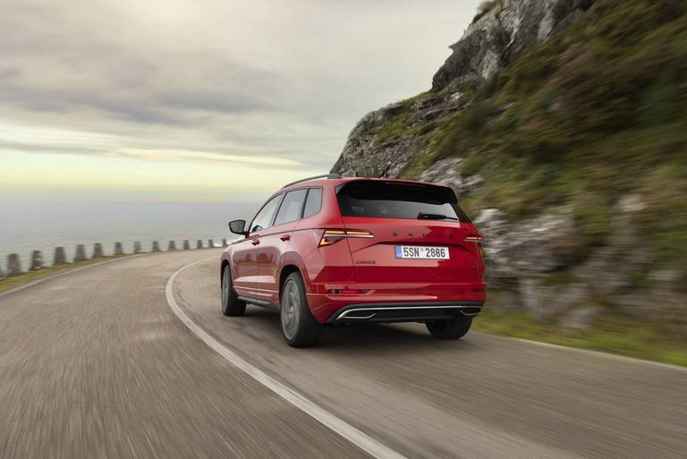 Skoda Karoq (2023) rijdend, achteraanzicht