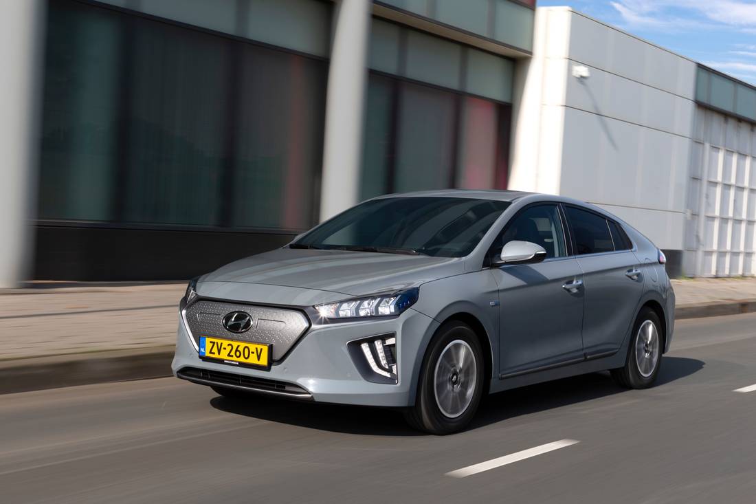 Hyundai+IONIQ+Electric+-+Electric+Shadow+(5).jpg