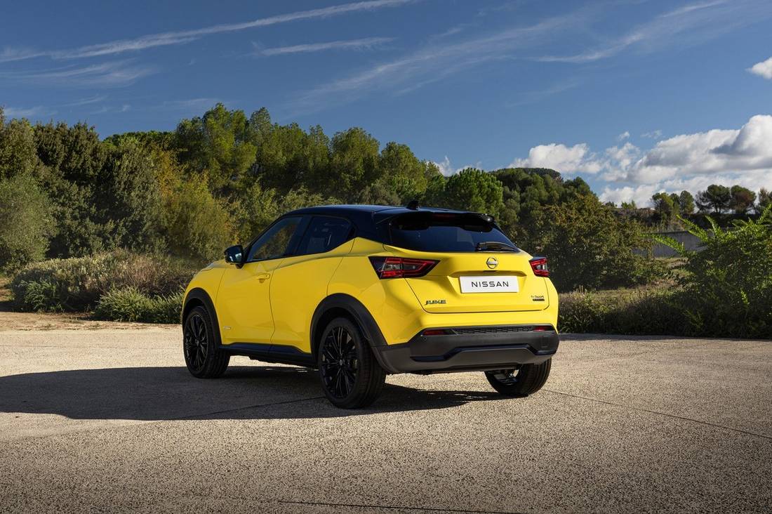 JUKE MC 2024 - Exterior _ iconic yellow body color - N-Sport - rear side view natural light
