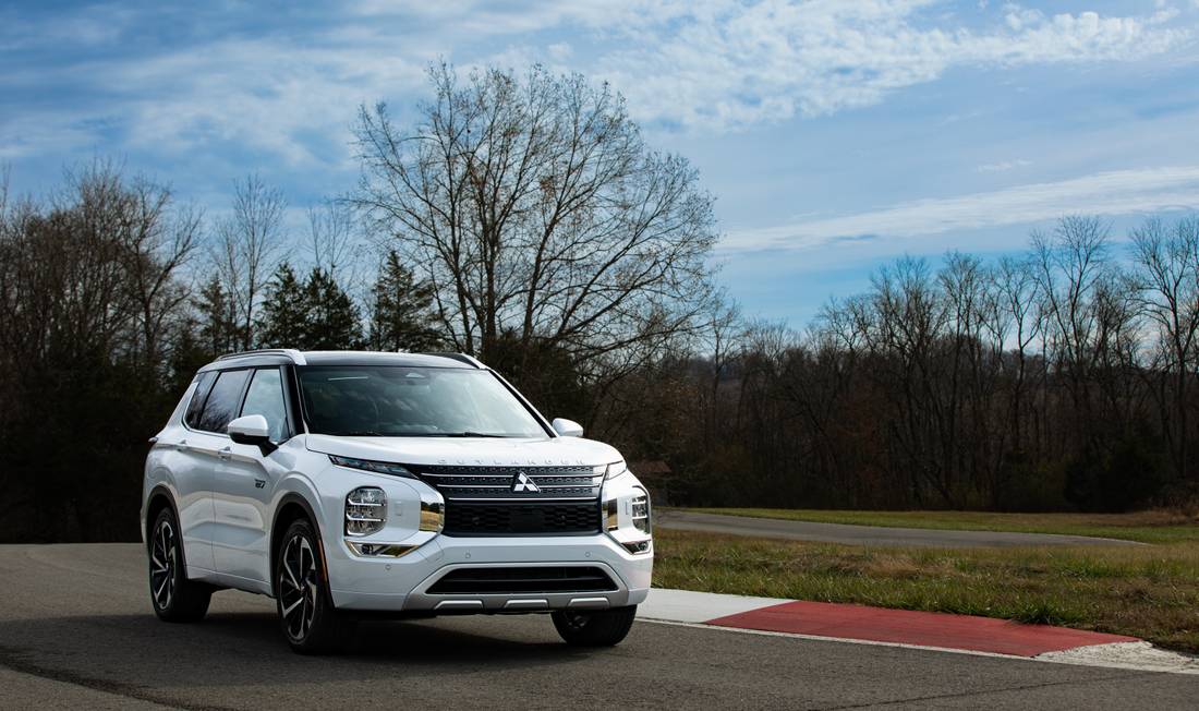 Mitsubishi_OutlanderPHEV_Selects-7-source (1)-source