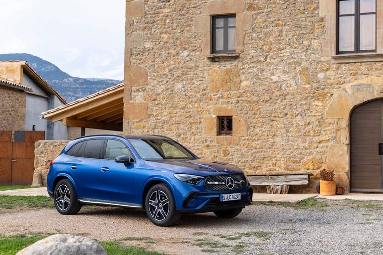 Mercedes GLC 400 e (2023) static, front view