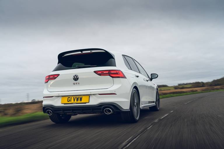 AS24 Volkswagen Golf GTI Clubsport 2021 rijdend achter