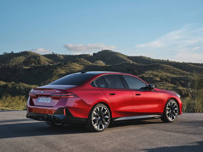 BMW 5 Reeks & i5 (2023) static, rear view 2