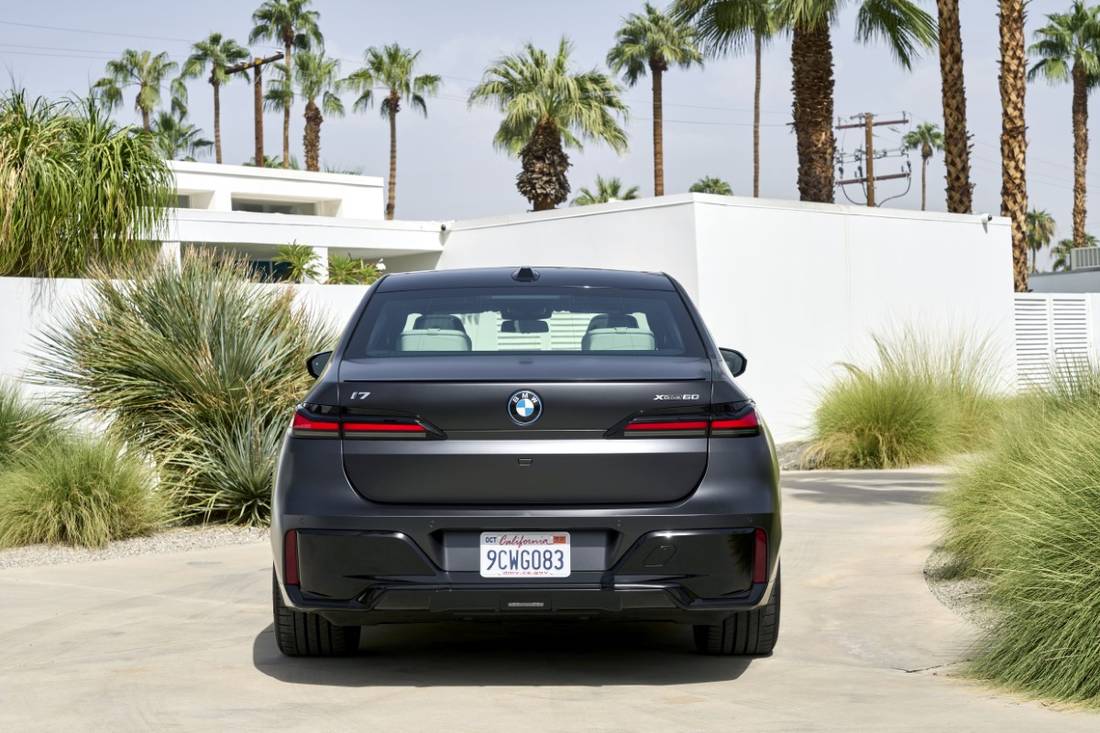 P90486399_highRes_the-new-bmw-i7-xdriv