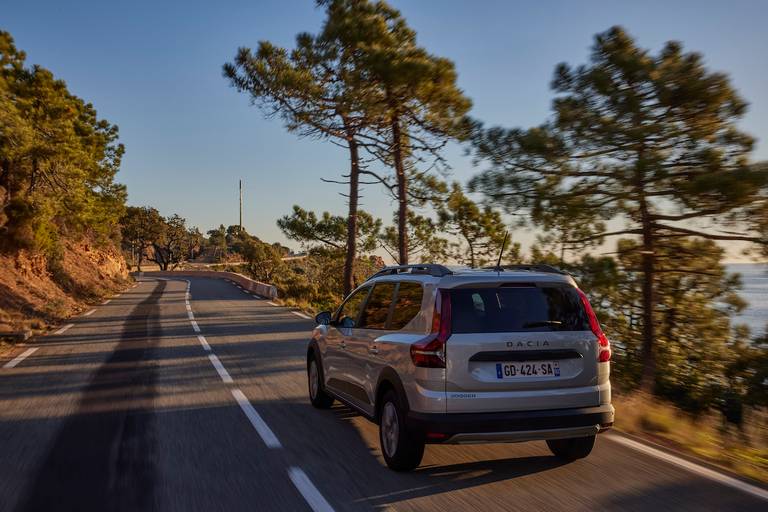 Dacia Jogger (2022) rijdend, achteraanzicht