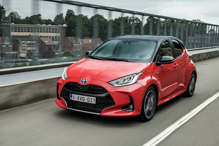 AS24 Yaris rijdend voor