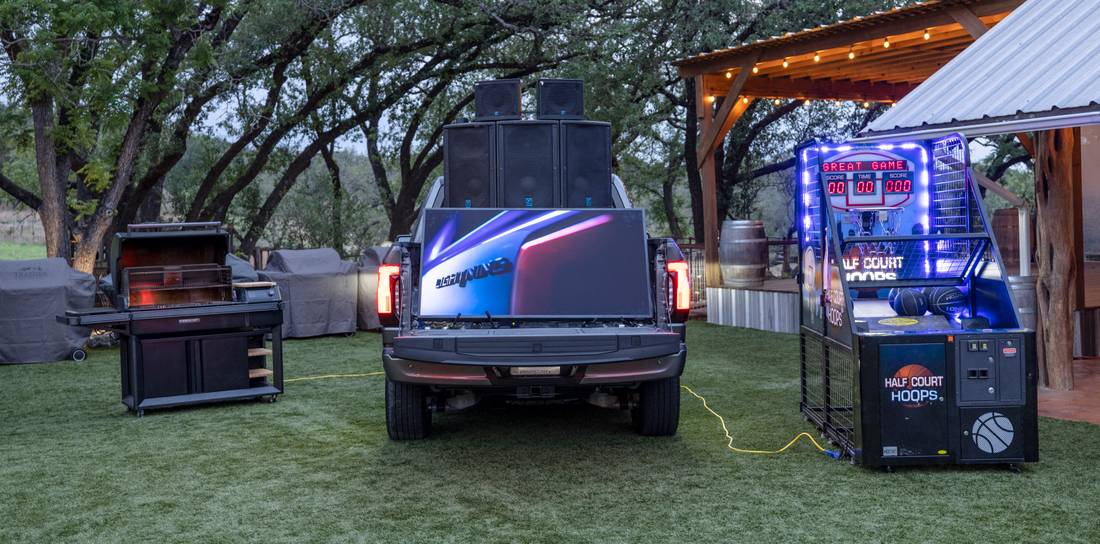 F-150 Lightning_Lariat_tailgate_01
