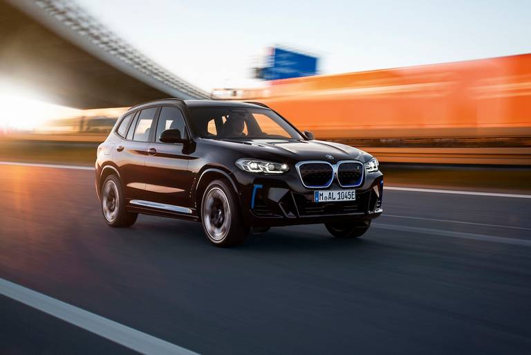 BMW iX3 (2022) rijdend, vooraanzicht