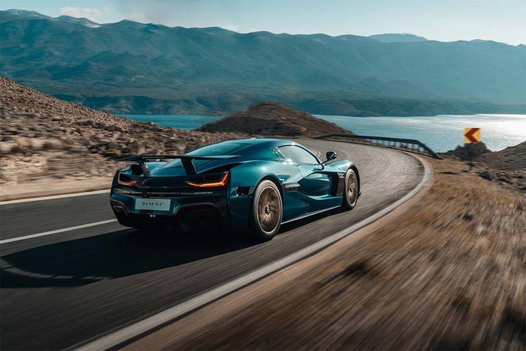 AS24 Rimac Nevera 2021 rijdend achter