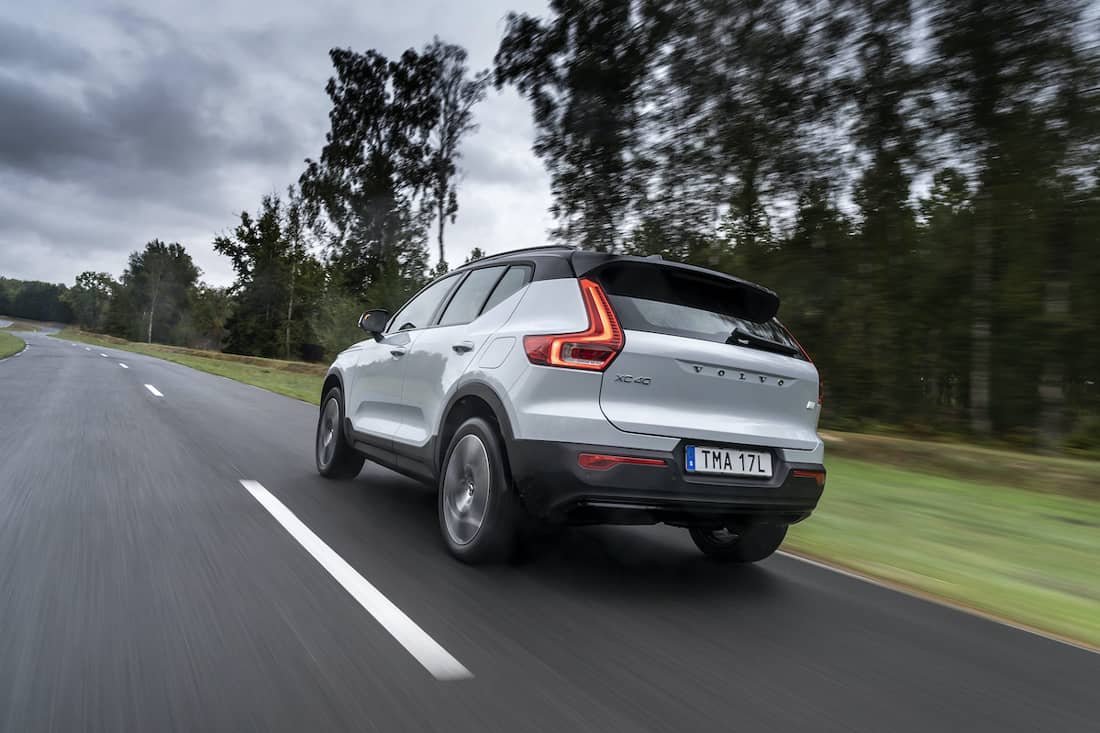 AS24 Volvo XC40 P8 Recharge 2021 rijdend achter