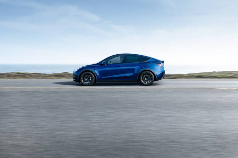 Tesla Model Y Long Range (2022) rijdend, profiel