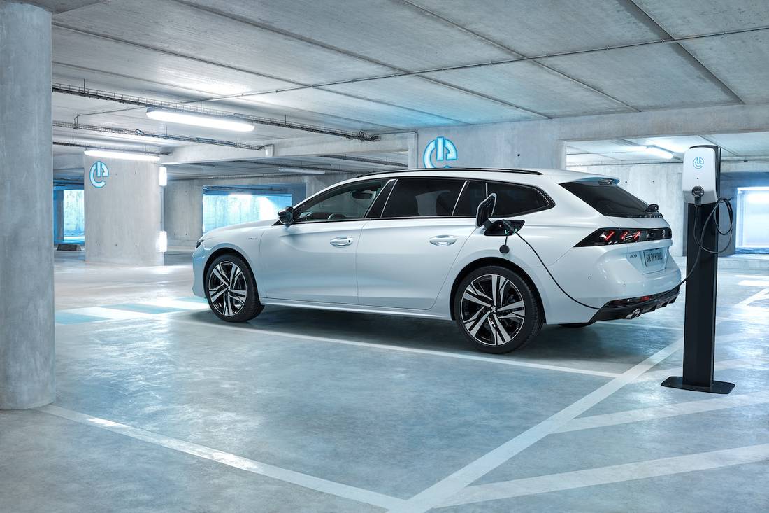 PEUGEOT_508PHEV_SW_1809PB_002_0
