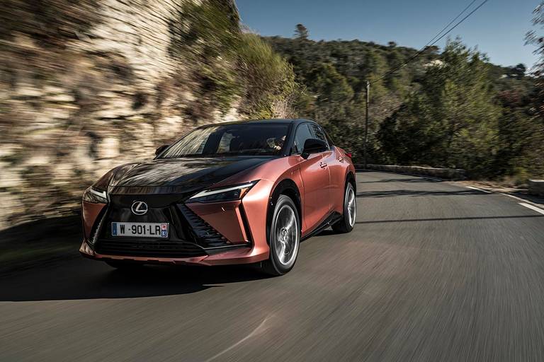 Lexus RZ 450e (2023) rijdend, vooraanzicht