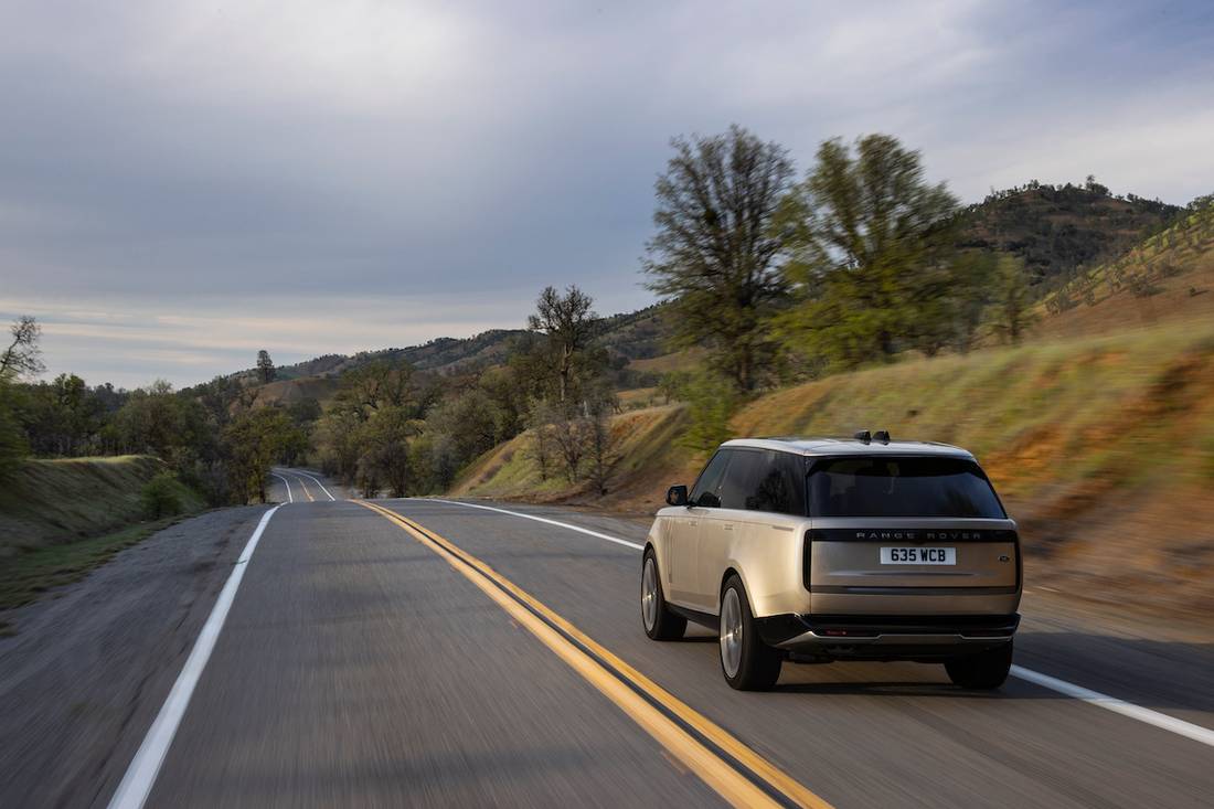 AS24 Range Rover (2022) rijdend, achteraanzicht