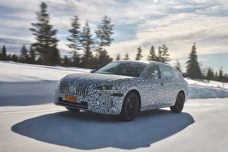 Skoda Superb (2023) dynamic, front view