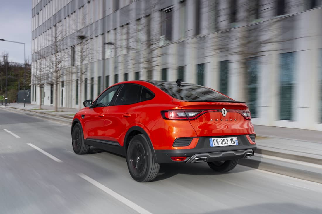 Renault Arkana test 2021 rijdend achter
