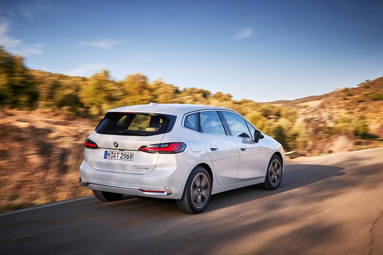 BMW 2 Active Tourer (2022) rijdend, achteraanzicht