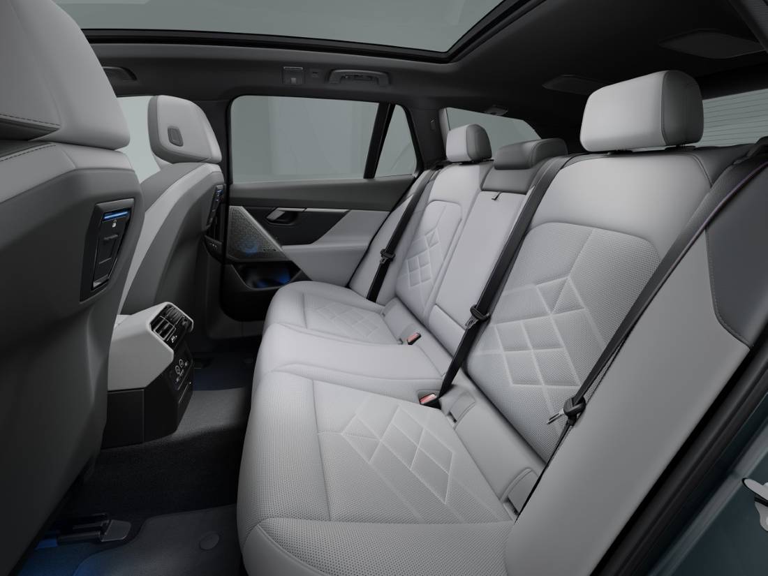 P90536876_highRes_the-new-bmw-i5-edriv