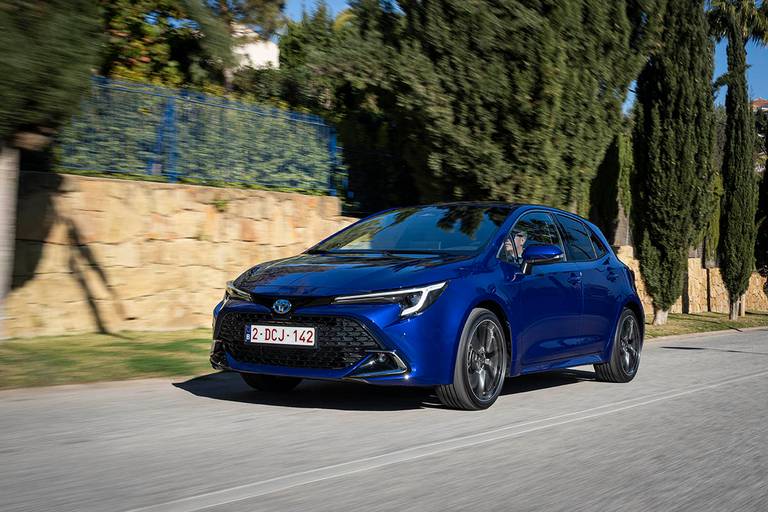 Toyota Corolla (2023) rijdend, vooraanzicht