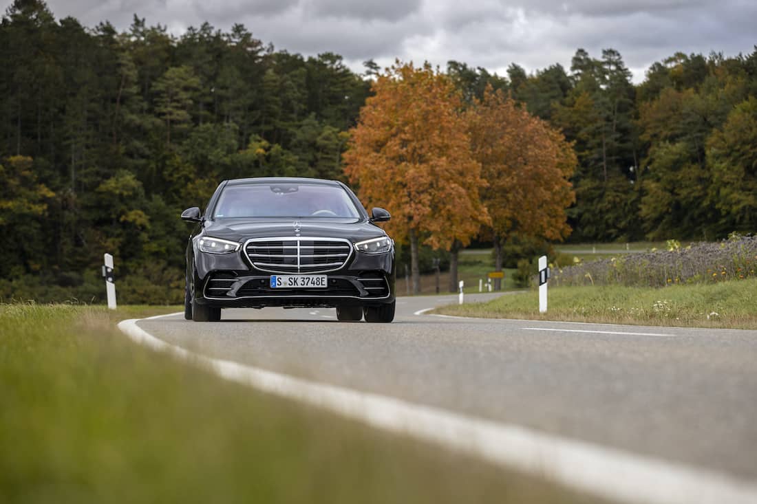 AS24 Mercedes S 580 e L 2021 rijdend frontaal