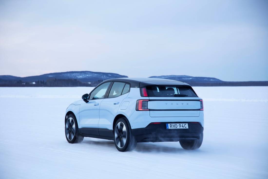 326715_Volvo_EX30_Cloud_Blue