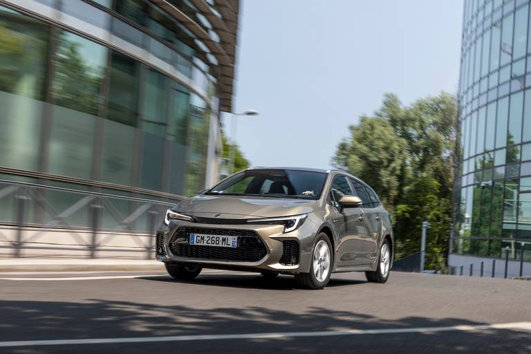 Suzuki Swace (2023) dynamic, front view