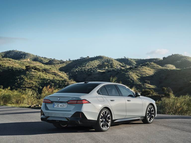 BMW 5 Reeks & i5 (2023) static, rear view