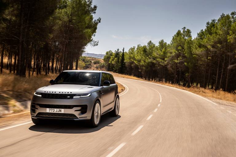 Range Rover Sport (2023) rijdend, vooraanzicht