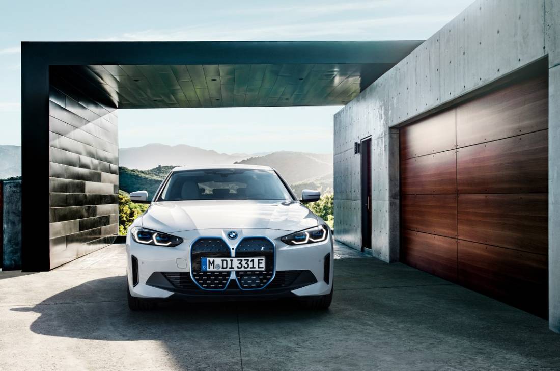 P90423599_highRes_the-bmw-i4-edrive40-