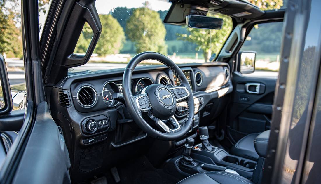 jeep-gladiator-interior